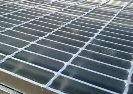 導致格柵板變形的原因是什么？